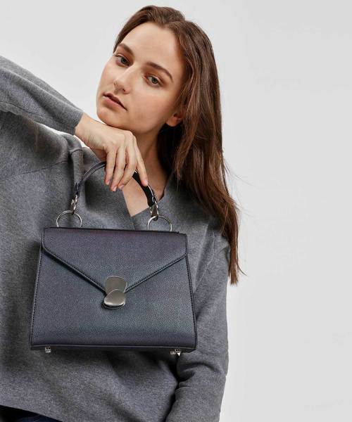 CHARLES & KEITH(チャールズ & キース)の「メタルディテールプッシュロックハンドバッグ / Metal Detail Push-Lock Handbag(ハンドバッグ・レディース・ブラック/マルーン/サックスブルー/スモークピンク・L)」の12枚目の写真