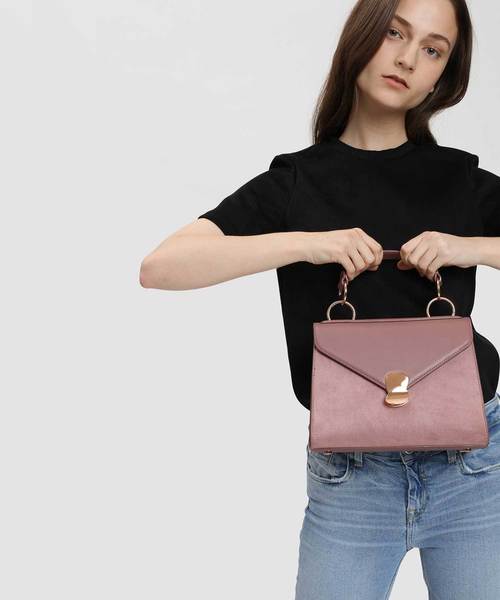 CHARLES & KEITH(チャールズ & キース)の「メタルディテールプッシュロックハンドバッグ / Metal Detail Push-Lock Handbag(ハンドバッグ・レディース・ブラック/マルーン/サックスブルー/スモークピンク・L)」の13枚目の写真