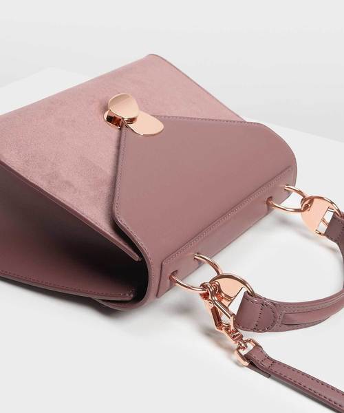CHARLES & KEITH(チャールズ & キース)の「メタルディテールプッシュロックハンドバッグ / Metal Detail Push-Lock Handbag(ハンドバッグ・レディース・ブラック/マルーン/サックスブルー/スモークピンク・L)」の14枚目の写真