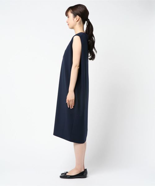 TRUDEA(トルディア)の「カットジョーゼット ノースリーブワンピース(ワンピース・レディース・マスタード/ネイビー/グリーン/ブラック・MEDIUM)」の6枚目の写真