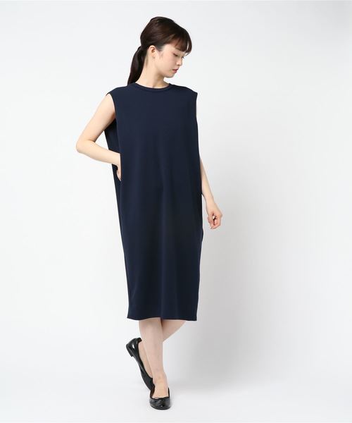 TRUDEA(トルディア)の「カットジョーゼット ノースリーブワンピース(ワンピース・レディース・マスタード/ネイビー/グリーン/ブラック・MEDIUM)」の7枚目の写真