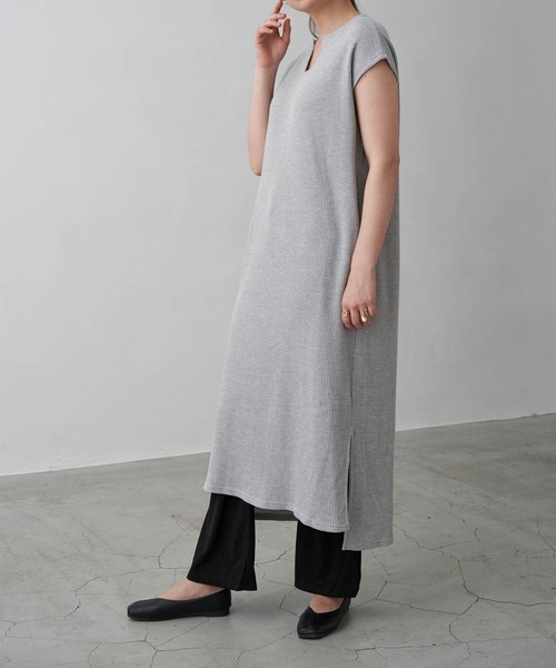 Chaco closet(チャコ クローゼット)の「ポケット付きサーマル スキッパー スリットロングワンピース(ワンピース・レディース・オフホワイト/ブラック/杢グレー/オリーブ/ネイビー/バイオレット/ベージュ・FREE)」の3枚目の写真