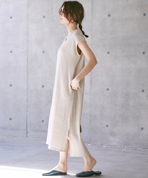 Chaco closet(チャコ クローゼット)の「ポケット付きサーマル スキッパー スリットロングワンピース(ワンピース・レディース・オフホワイト/ブラック/杢グレー/オリーブ/ネイビー/バイオレット/ベージュ・FREE)」の20枚目の写真