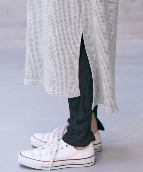 Chaco closet(チャコ クローゼット)の「ポケット付きサーマル スキッパー スリットロングワンピース(ワンピース・レディース・オフホワイト/ブラック/杢グレー/オリーブ/ネイビー/バイオレット/ベージュ・FREE)」の14枚目の写真