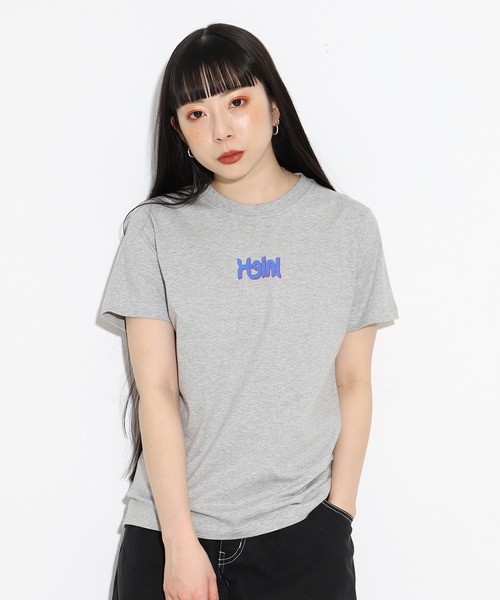 X-girl（エックスガール）の「CURVE LOGO S/S REGULAR TEE（Tシャツ/カットソー・レディース・ホワイト/イエロー/ブラック/アッシュ/ライトブルー/グリーン/ピンク・1/2）」の4枚目の写真
