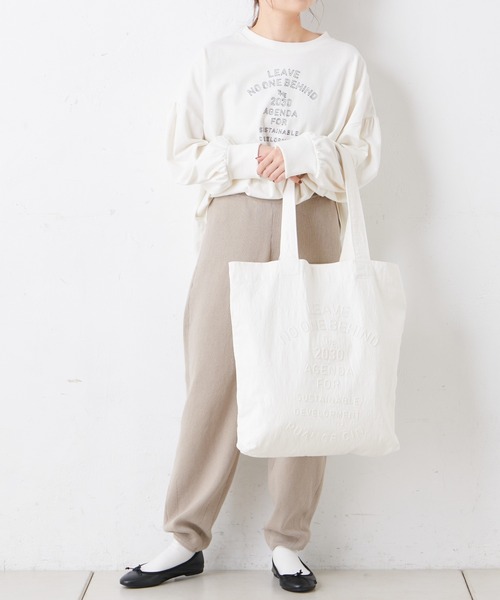 PUAL CE CIN(ピュアルセシン)の「エンボスロゴトート付きロゴ刺繍プルオーバー(Tシャツ/カットソー・レディース・ブラック/ホワイト/オリーブ・FREE)」の1枚目の写真
