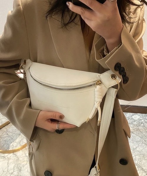 KOR（ケーオーアール）の「チェーン付きボディバック　斜めがけ（ボディバッグ/ウエストポーチ・レディース・ホワイト/ブラック・FREE）」の4枚目の写真