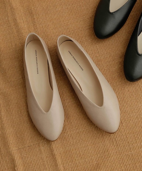 URBAN RESEARCH DOORS（アーバンリサーチドアーズ）の「Vカットパンプス（パンプス・レディース・グレー系その他/ブラック/ホワイト系その他・36/37/35/38）」の3枚目の写真