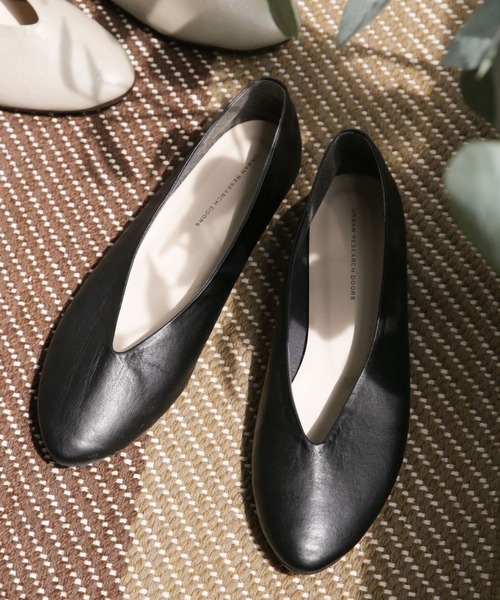 URBAN RESEARCH DOORS（アーバンリサーチドアーズ）の「Vカットパンプス（パンプス・レディース・グレー系その他/ブラック/ホワイト系その他・36/37/35/38）」の2枚目の写真