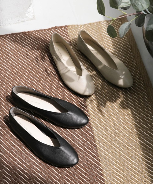 URBAN RESEARCH DOORS（アーバンリサーチドアーズ）の「Vカットパンプス（パンプス・レディース・グレー系その他/ブラック/ホワイト系その他・36/37/35/38）」の4枚目の写真