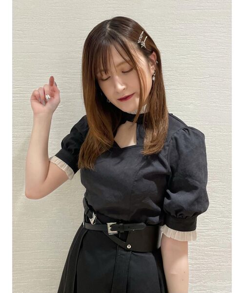EATME（イートミー）の「クロスチャームデコルテブラウス（シャツ