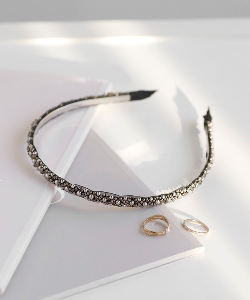 ANEMONE(アネモネ)の「ビーズ刺しゅうスリムカチューシャ(カチューシャ・レディース・ホワイト/ブラック・FREE)」の2枚目の写真