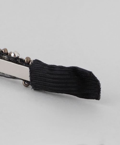 ANEMONE(アネモネ)の「ビーズ刺しゅうスリムカチューシャ(カチューシャ・レディース・ホワイト/ブラック・FREE)」の3枚目の写真