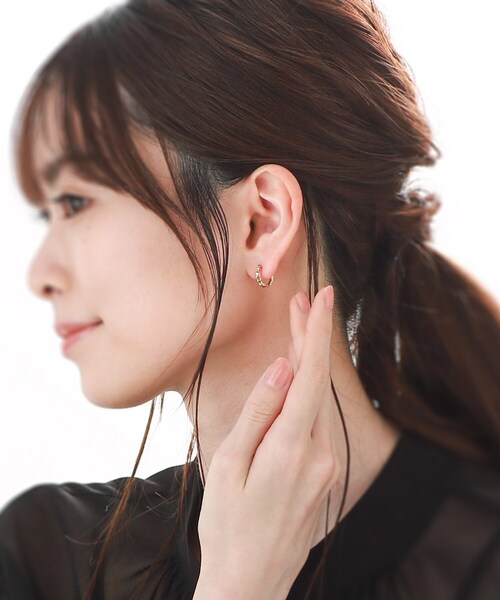 COCOSHNIK(ココシュニック)の「K10ダイアゴナルカット 中折れ フープピアス(ピアス(両耳用)・レディース・ホワイト系その他7・00)」の5枚目の写真