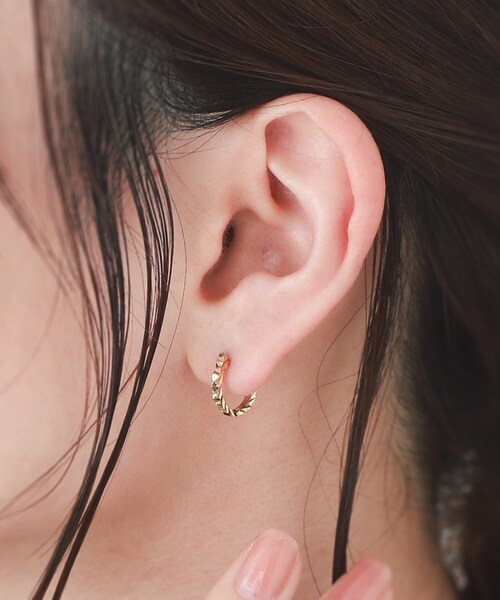 COCOSHNIK(ココシュニック)の「K10ダイアゴナルカット 中折れ フープピアス(ピアス(両耳用)・レディース・ホワイト系その他7・00)」の9枚目の写真