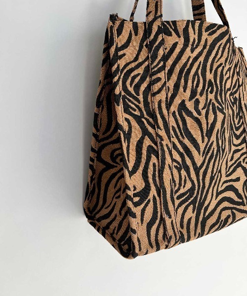 histoire（イストワール）の「ジャガードスクエアトートバッグ（ショルダーバッグ・レディース・ブラウン/キャメル・FREE）」の3枚目の写真