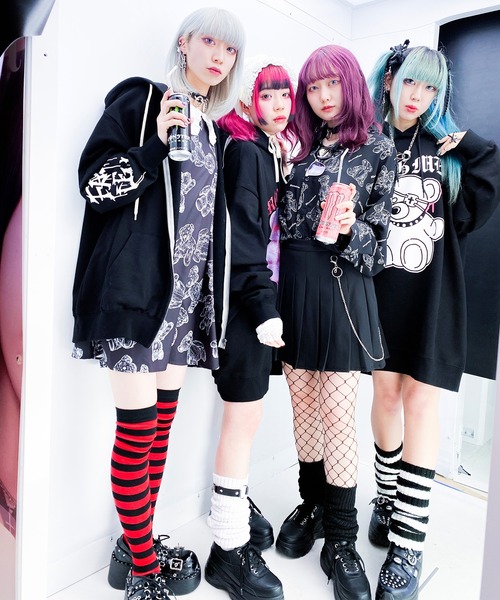 SPINNS（スピンズ）の「ボーダーハイソックス（ソックス/靴下・レディース・ブラック×ホワイト/ブラック×レッド・ONESIZE）」の3枚目の写真