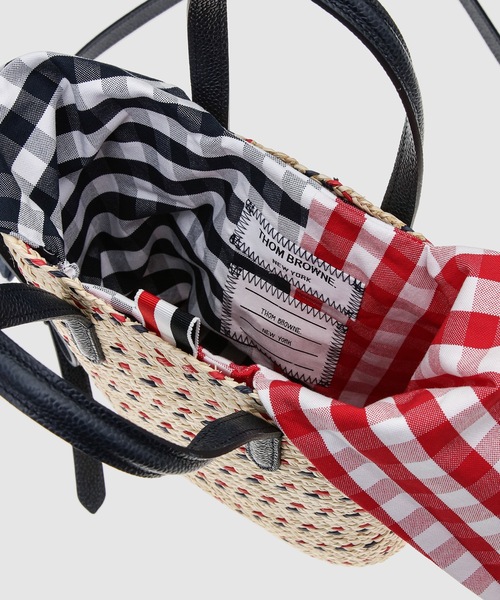 THOM BROWNE（トムブラウン）の「MINI BASKET TOTE CROSSBODY W/ GINGHAM OXFORD SCARF & RWB STRIPE EMBROIDERY ON RAFFIA（ショルダーバッグ・レディース・ナチュラル・ONE SIZE）」の4枚目の写真