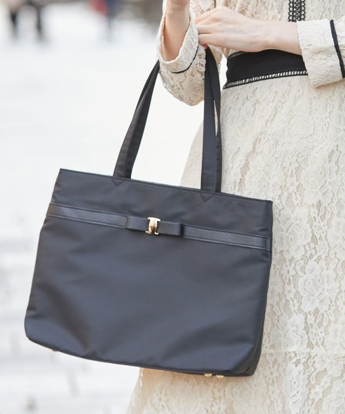 tocco closet(トッコ クローゼット)の「リボンテープナイロンバッグ(ハンドバッグ・レディース・ブラック/ベージュ/ネイビー・FREE)」の2枚目の写真