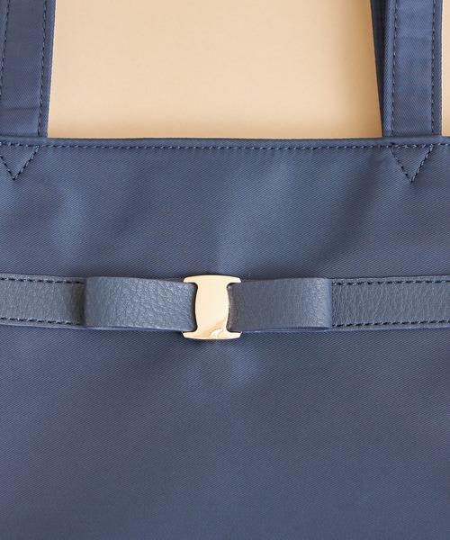 tocco closet(トッコ クローゼット)の「リボンテープナイロンバッグ(ハンドバッグ・レディース・ブラック/ベージュ/ネイビー・FREE)」の6枚目の写真