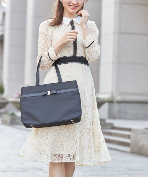 tocco closet(トッコ クローゼット)の「リボンテープナイロンバッグ(ハンドバッグ・レディース・ブラック/ベージュ/ネイビー・FREE)」の4枚目の写真