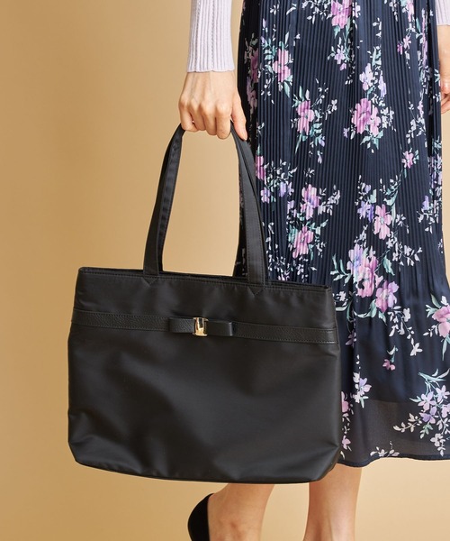 tocco closet(トッコ クローゼット)の「リボンテープナイロンバッグ(ハンドバッグ・レディース・ブラック/ベージュ/ネイビー・FREE)」の12枚目の写真