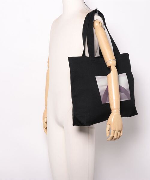 Q（キュー）の「フォトプリントキャンバストート（トートバッグ・レディース・ライトグレー/ブラック・MEDIUM）」の11枚目の写真