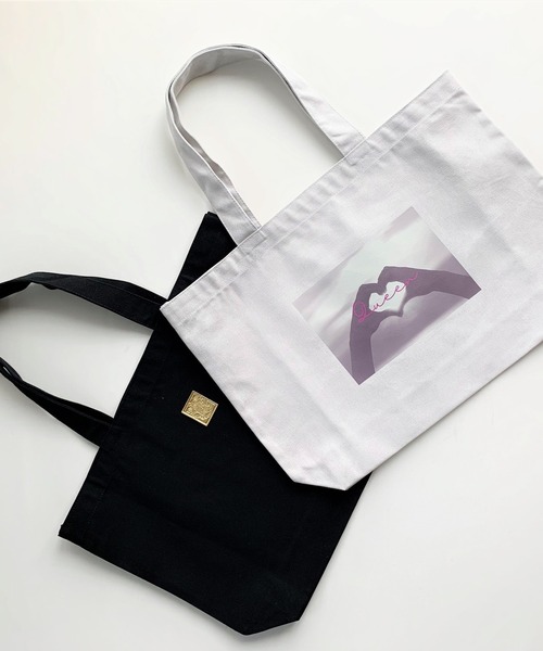 Q（キュー）の「フォトプリントキャンバストート（トートバッグ・レディース・ライトグレー/ブラック・MEDIUM）」の3枚目の写真