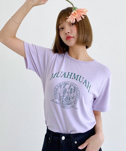muahmuah(ムーアムーア)の「A'GEM/9 × .kom『muah muah/ムーアムーア』MUAH SIGNATURE REGULAR FIT HALF T-SHIRT/シグニチャー ハーフ スリーブ Tシャツ(Tシャツ/カットソー・レディース・ライトブルー/ベージュ/パープル/グレー/アイボリー/ブラック・FREE)」の6枚目の写真
