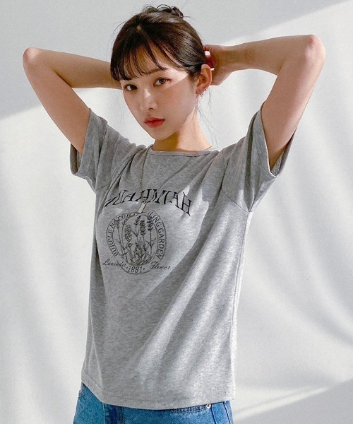 muahmuah(ムーアムーア)の「A'GEM/9 × .kom『muah muah/ムーアムーア』MUAH SIGNATURE REGULAR FIT HALF T-SHIRT/シグニチャー ハーフ スリーブ Tシャツ(Tシャツ/カットソー・レディース・ライトブルー/ベージュ/パープル/グレー/アイボリー/ブラック・FREE)」の3枚目の写真