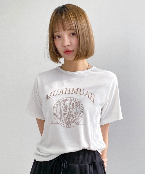 muahmuah(ムーアムーア)の「A'GEM/9 × .kom『muah muah/ムーアムーア』MUAH SIGNATURE REGULAR FIT HALF T-SHIRT/シグニチャー ハーフ スリーブ Tシャツ(Tシャツ/カットソー・レディース・ライトブルー/ベージュ/パープル/グレー/アイボリー/ブラック・FREE)」の2枚目の写真