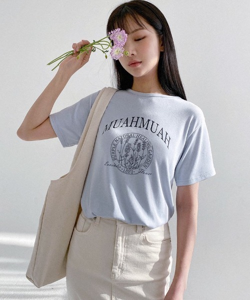 muahmuah(ムーアムーア)の「A'GEM/9 × .kom『muah muah/ムーアムーア』MUAH SIGNATURE REGULAR FIT HALF T-SHIRT/シグニチャー ハーフ スリーブ Tシャツ(Tシャツ/カットソー・レディース・ライトブルー/ベージュ/パープル/グレー/アイボリー/ブラック・FREE)」の5枚目の写真