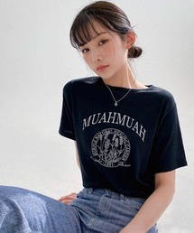 muahmuah（ムーアムーア）の「A'GEM/9 × .kom『muah muah/ムーアムーア』MUAH SIGNATURE REGULAR FIT HALF T-SHIRT/シグニチャー ハーフ スリーブ Tシャツ（Tシャツ/カットソー）」