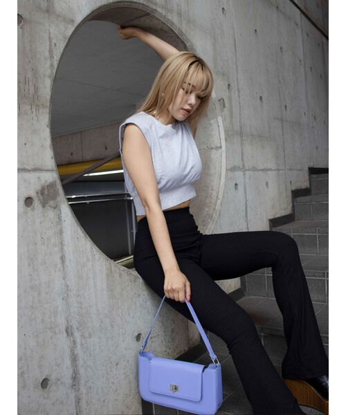 EVRIS（エヴリス）の「パワーショルダークロップドスウェットトップス（Tシャツ/カットソー・レディース・ホワイト/ブラック/グレー/グリーン・FREE）」の13枚目の写真