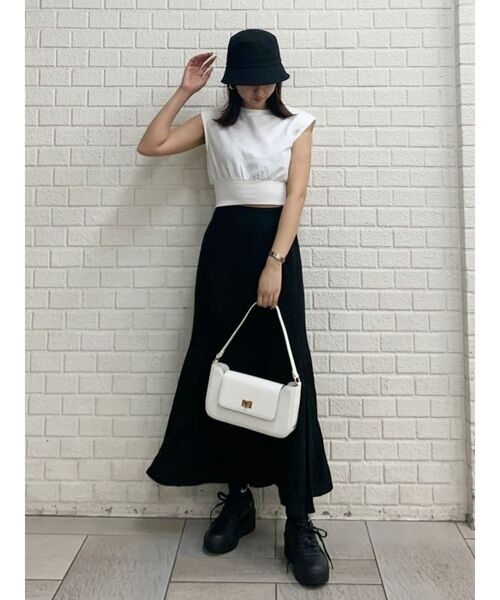 EVRIS（エヴリス）の「パワーショルダークロップドスウェットトップス（Tシャツ/カットソー・レディース・ホワイト/ブラック/グレー/グリーン・FREE）」の15枚目の写真