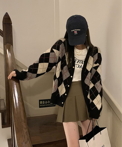 RUUX(ルーフ)の「アーガイル ニット カーディガン(カーディガン/ボレロ・レディース・ベージュ/ブラック/ピンク/グリーン・FREE)」の8枚目の写真