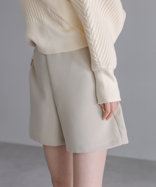 mline（エムライン）の「[mline] シンプルショートパンツ（その他パンツ・レディース・アイボリー/ブラック・1/2）」の6枚目の写真