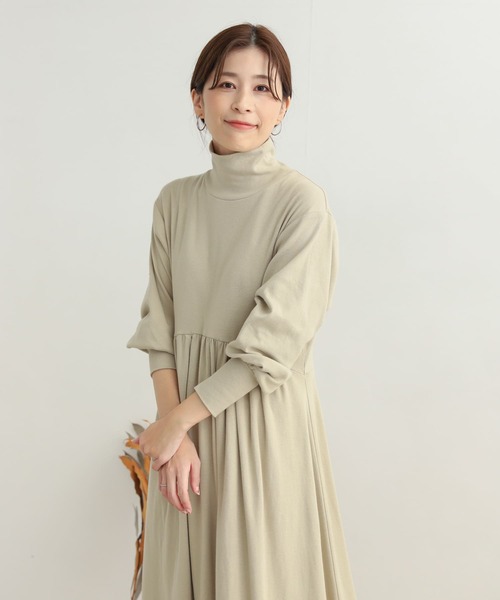 URBAN RESEARCH DOORS(アーバンリサーチドアーズ)の「タートルネックギャザーワンピース(ワンピース・レディース・チャコールグレー/ライトベージュ・MEDIUM)」の10枚目の写真