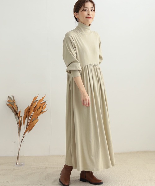 URBAN RESEARCH DOORS(アーバンリサーチドアーズ)の「タートルネックギャザーワンピース(ワンピース・レディース・チャコールグレー/ライトベージュ・MEDIUM)」の11枚目の写真