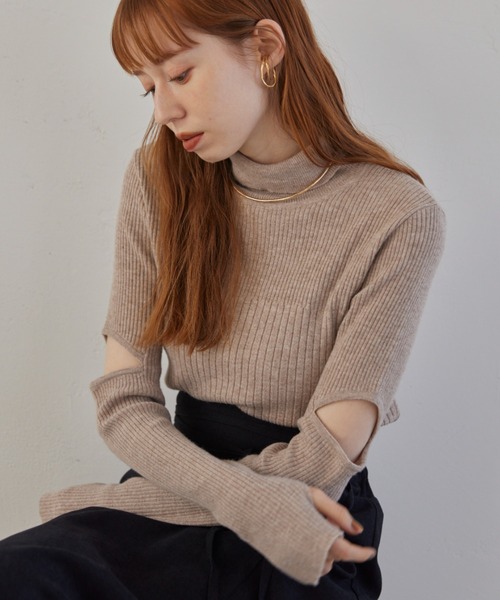 新品【hinari】ヒナリ　ウェーブデザインミドル　ベージュ フリーサイズ hinari（ヒナリ）の「カットアウトリブタートルネックニット