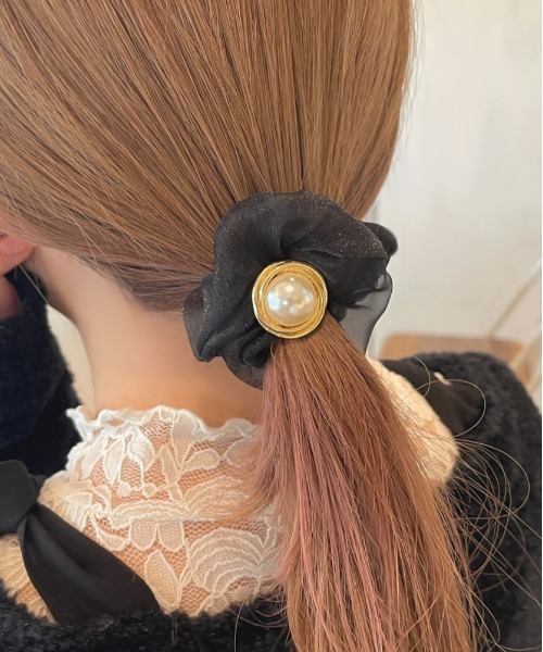 apres jour（アプレジュール）の「【apres jour×ARIAZ】シアーパールシュシュ（シュシュ・レディース・ブラック/オフホワイト・FREE）」の2枚目の写真