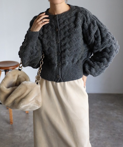 Yucca（ユッカ）の「モコモコショート丈ニットカーディガン（カーディガン/ボレロ・レディース・ラベンダー/チャコールグレー/オフホワイト・MEDIUM）」の2枚目の写真