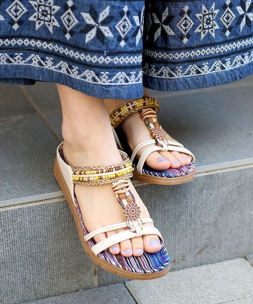 チチカカ(チチカカ)の「エスニックビーズサンダル(サンダル・レディース・ブラック/オフホワイト/ブルー・MEDIUM/LARGE)」の2枚目の写真