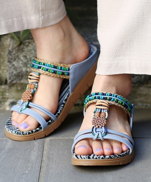 チチカカ(チチカカ)の「エスニックビーズサンダル(サンダル・レディース・ブラック/オフホワイト/ブルー・MEDIUM/LARGE)」の1枚目の写真