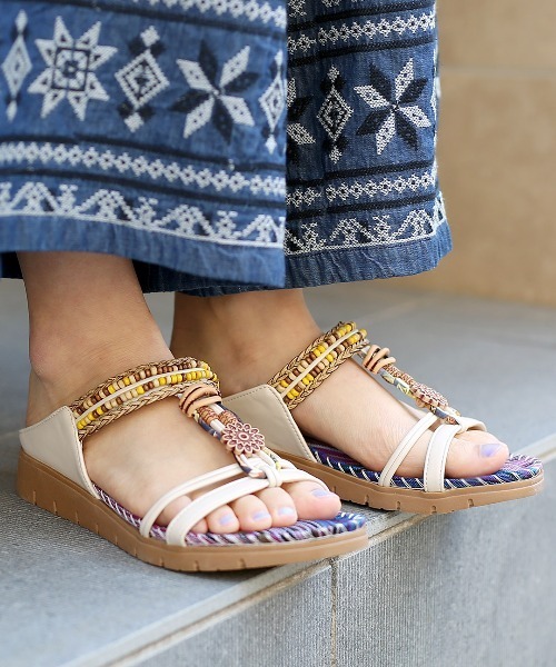 チチカカ(チチカカ)の「エスニックビーズサンダル(サンダル・レディース・ブラック/オフホワイト/ブルー・MEDIUM/LARGE)」の5枚目の写真