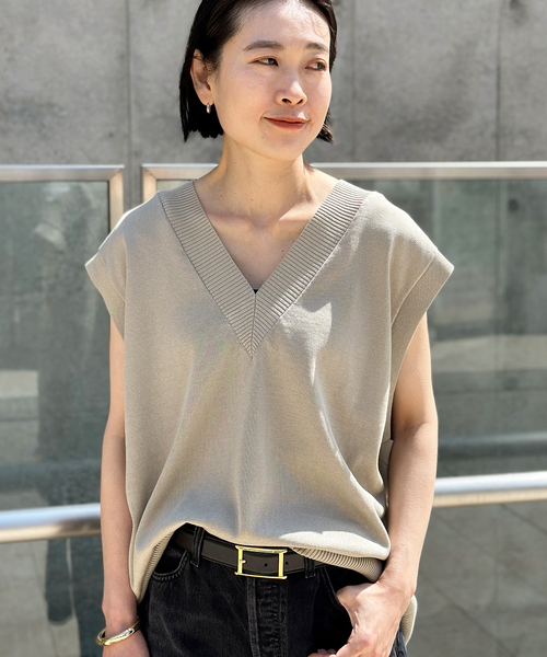 CINOH(チノ)の「【CINOH / チノ】Vネックベスト(ニット/セーター・レディース・ライトグレー/ベージュ・FREE)」の4枚目の写真