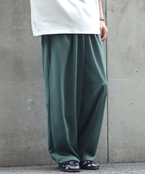 SITRY(シトリー)の「amundsen 2 tuck wide pants/梨地織り 2タック ワイドパンツ セットアップ対応可(スラックス・メンズ・グレー/ベージュ/ブラック/チャコールグレー/グリーン・L/M/LL)」の5枚目の写真