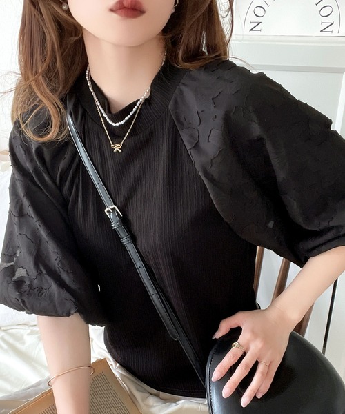 mily bilet(ミウィビレット)の「【mily bilet】大人華やぐ。袖シアー花柄トップス(シャツ/ブラウス・レディース・ブラック/アイボリー・MEDIUM/SMALL/X-LARGE/LARGE)」の2枚目の写真