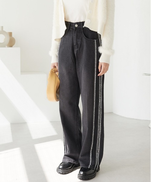 ECRIRE(エクリール)の「サイドライン ストレートデニムパンツ(デニムパンツ・レディース・ブラック・M)」の1枚目の写真