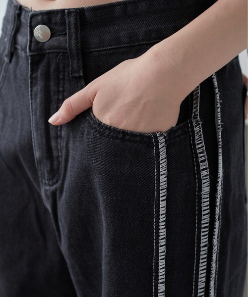 ECRIRE(エクリール)の「サイドライン ストレートデニムパンツ(デニムパンツ・レディース・ブラック・M)」の2枚目の写真